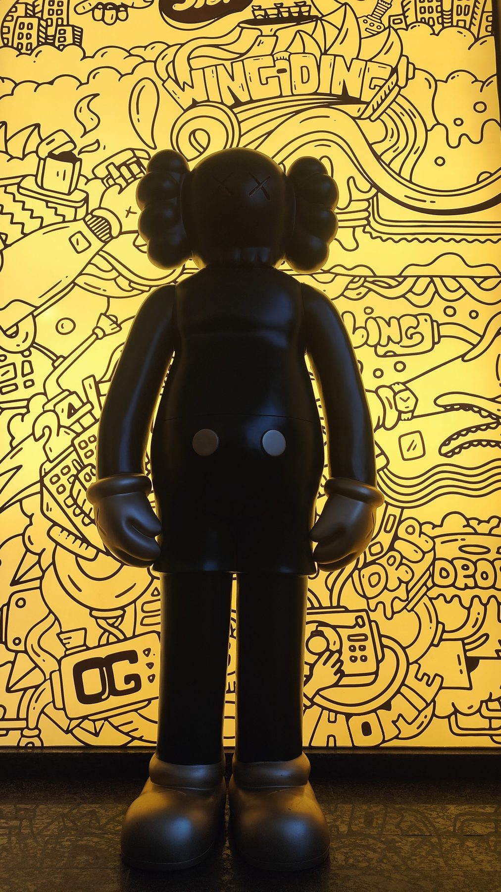 House of People, HOP Noir — The gold doodled wall
